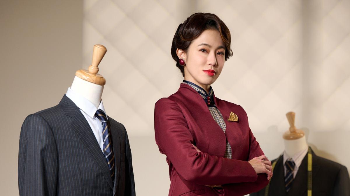 黃瑄飾演西服店老闆娘,富有交際手腕。(圖/台視提供)