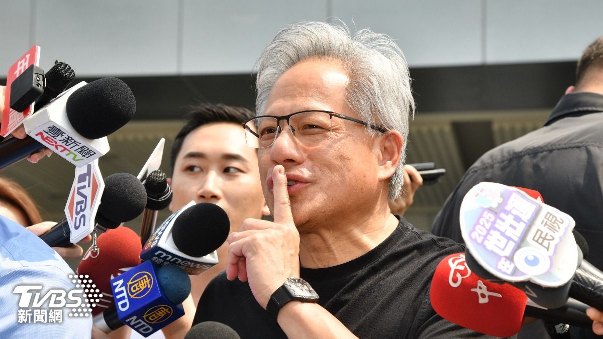 黃仁勳沒穿皮衣現身松機!「回應輝達總部落腳處」今晚與魏哲家會面