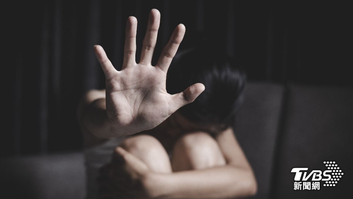 俄25歲已婚女師猥褻男童!逼撫胸、摸私處 反控:他主動靠近