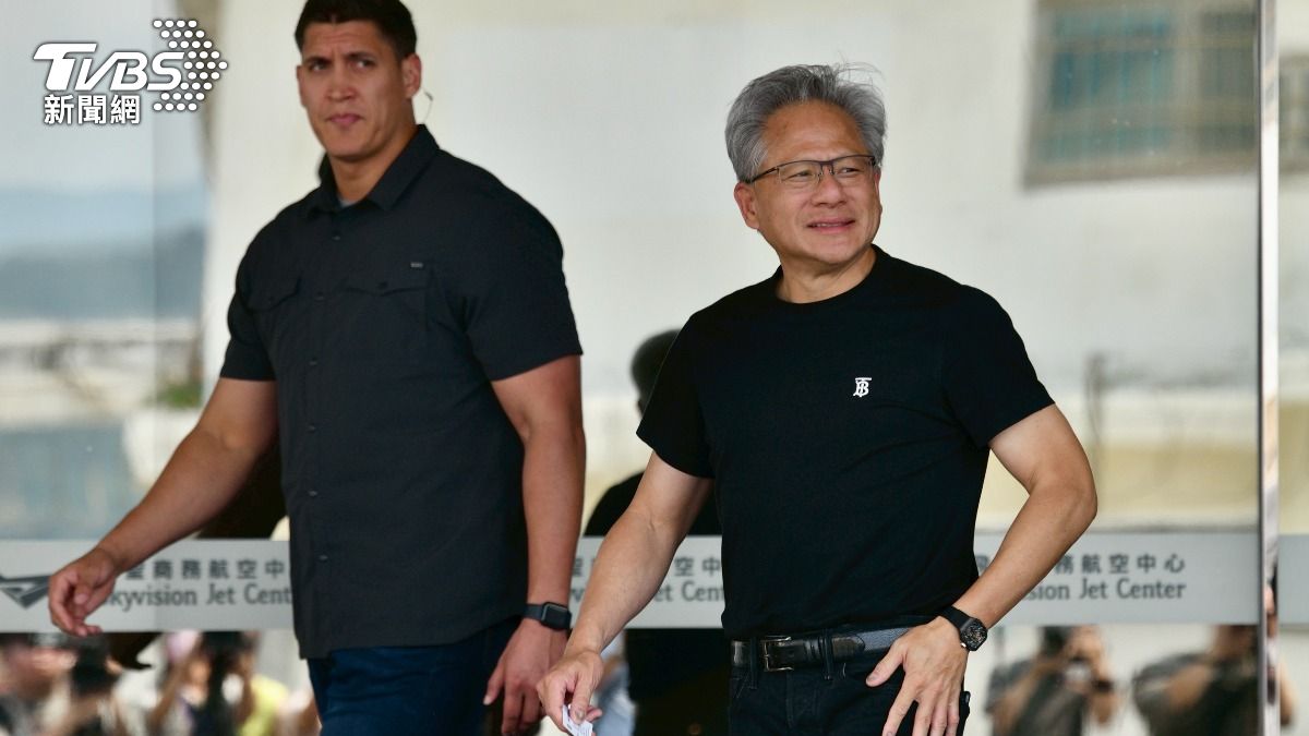 黃仁勳抵台!一下機談AI:台灣是全球發展中心「會繼續繁榮」