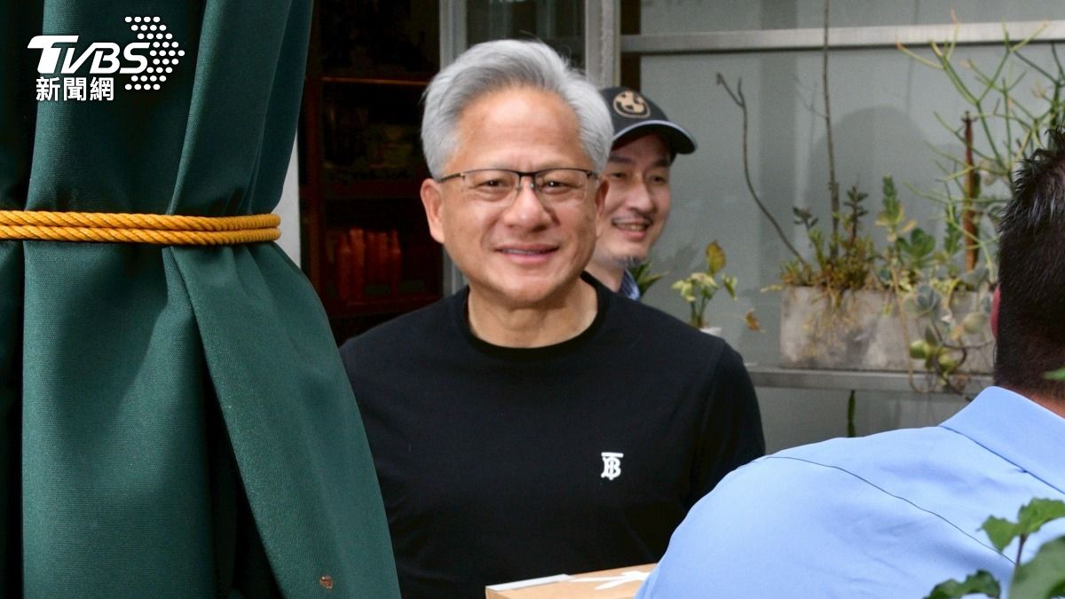 黃仁勳抵台後第一件事是找熟悉的理髮師整理門面。(圖/胡瑞麒攝)