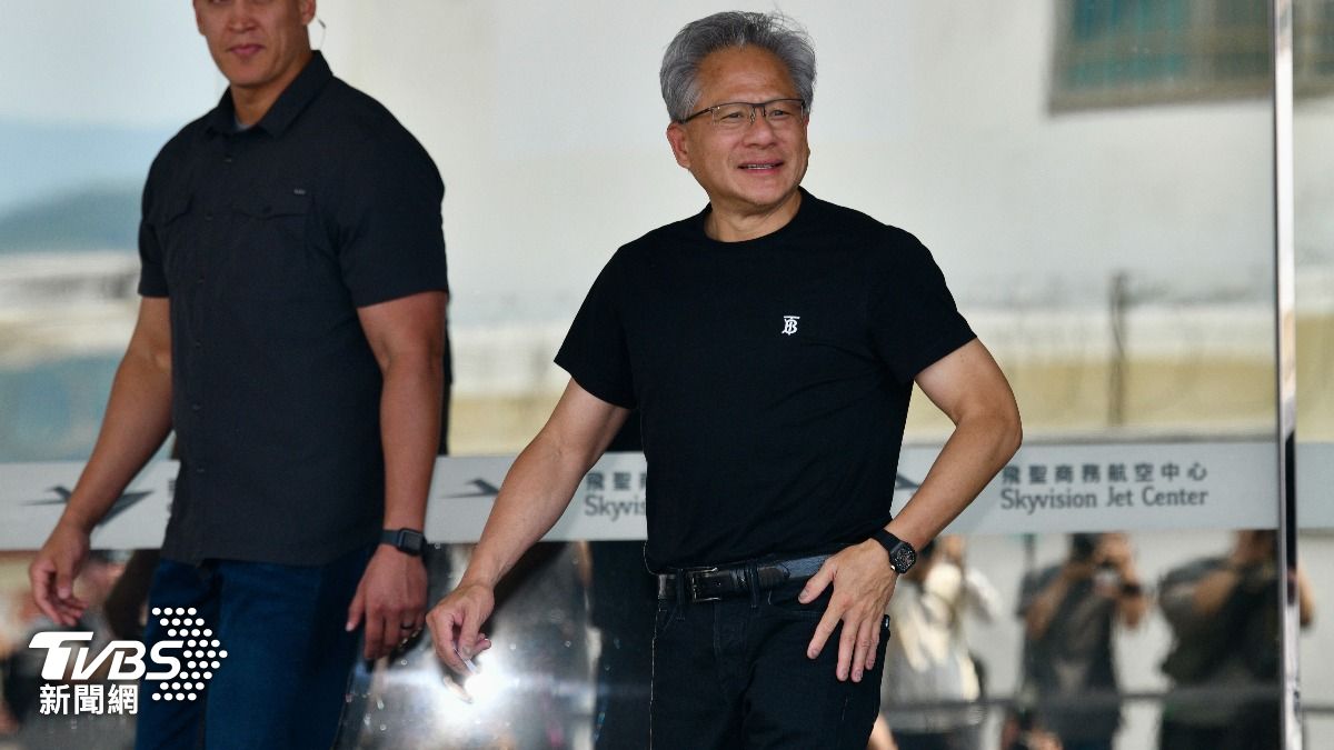 這次不穿皮衣!黃仁勳穿Burberry萬元黑色短T現身松機