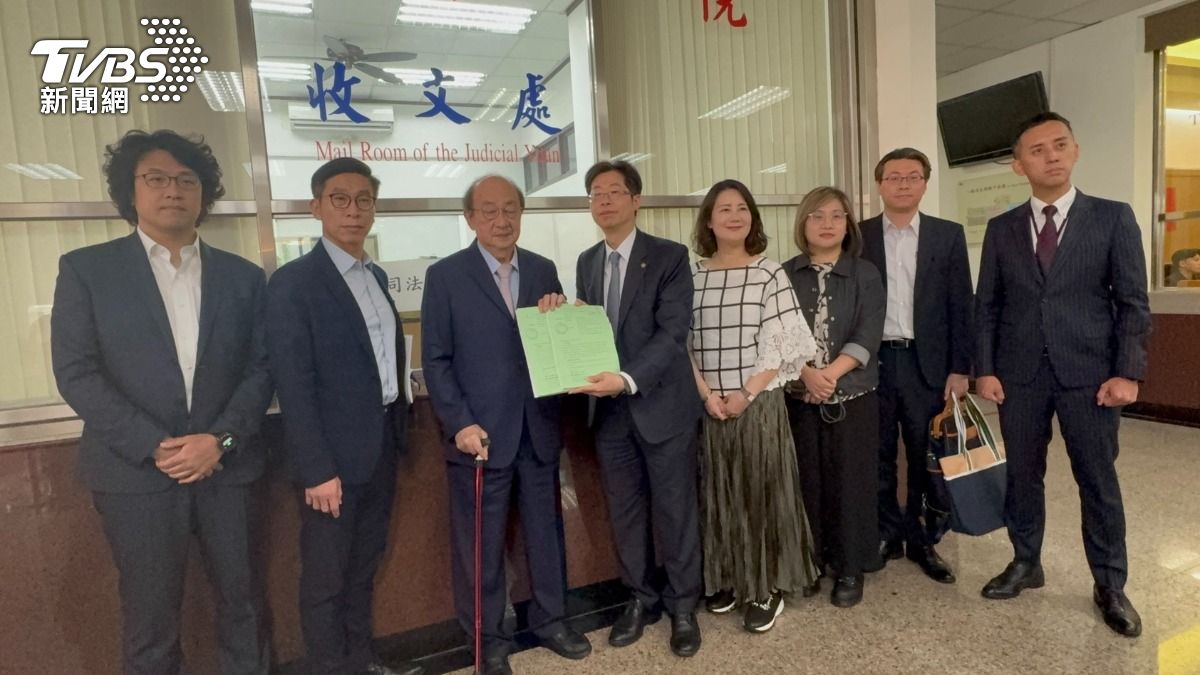 民進黨團5月15日在律師陪同下，總召柯建銘等立委向憲法法庭遞狀。（圖／潘千詩攝）