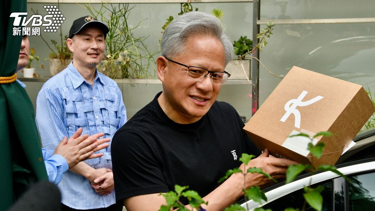 黃仁勳第一站!頂亂髮直奔最愛髮廊 笑揭招牌皮衣「送中東王室」