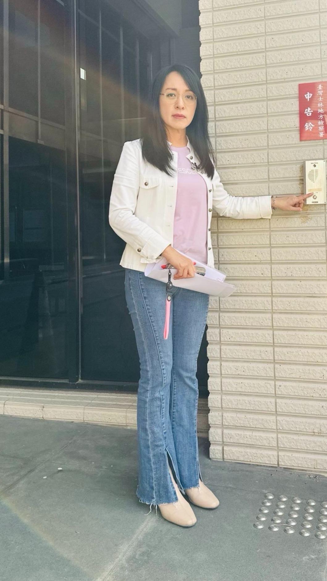 陳瑩赴士林地檢署提告。(圖/陳瑩辦公室提供)