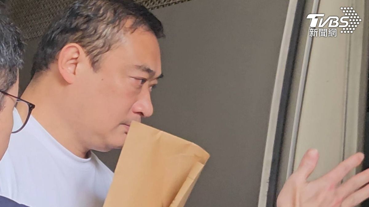 吳明達上囚車。(圖/TVBS)