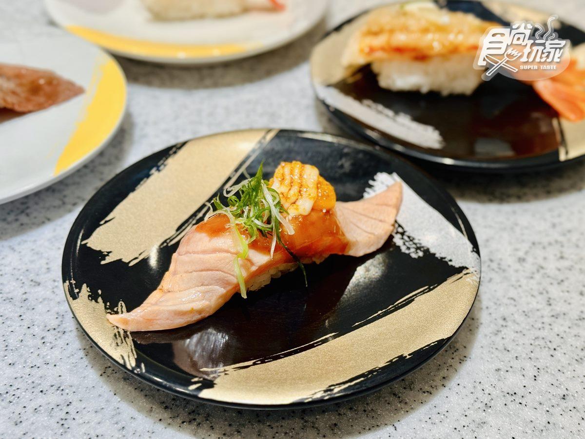 「焦糖蜜柑鮭」(60元),以焦糖和蜜柑炙燒。(圖/食尚玩家)