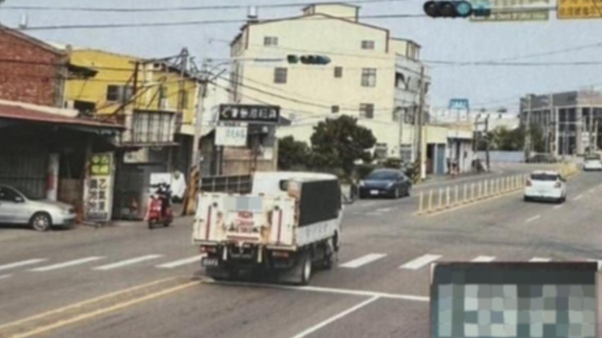 網友稱自己打燈準備左轉。（圖／翻攝自臉書爆料公社）