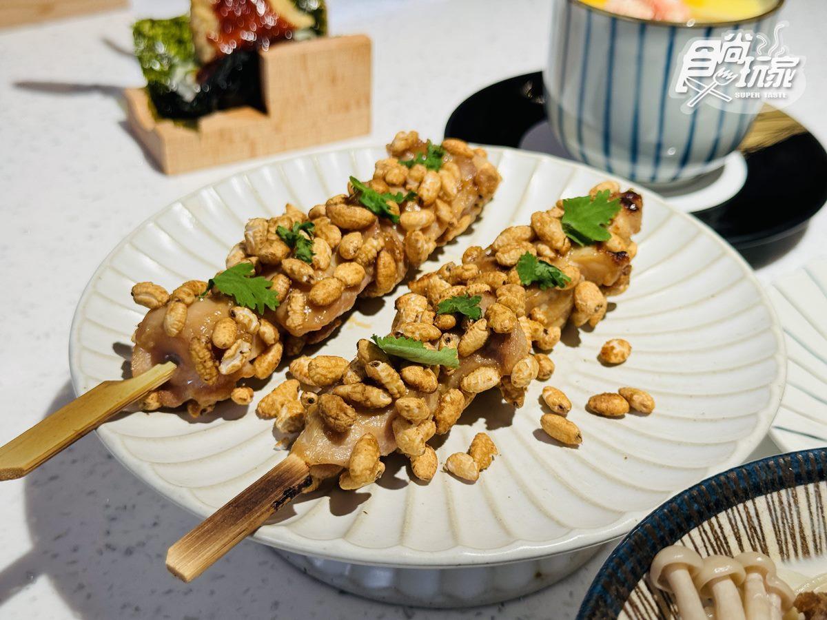 「韓式大醬米香雞肉串」(120元)最後會撒上黑糖糙米香,非常特別。(圖/食尚玩家)