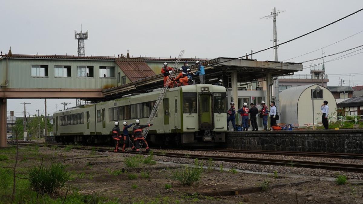 男詭異陳屍車頂！JR列車載屍行駛90公里　嚇壞車站旅客