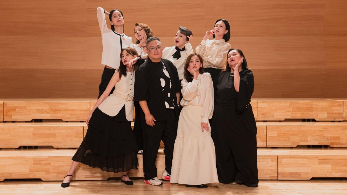 《陽光女子合唱團》已殺青,鍾欣凌(前排右起)、陳意涵、導演林孝謙、安心亞,苗可麗(後排右起)、翁倩玉、孫淑媚、陳庭妮開心合影。(圖/星光佳世提供)