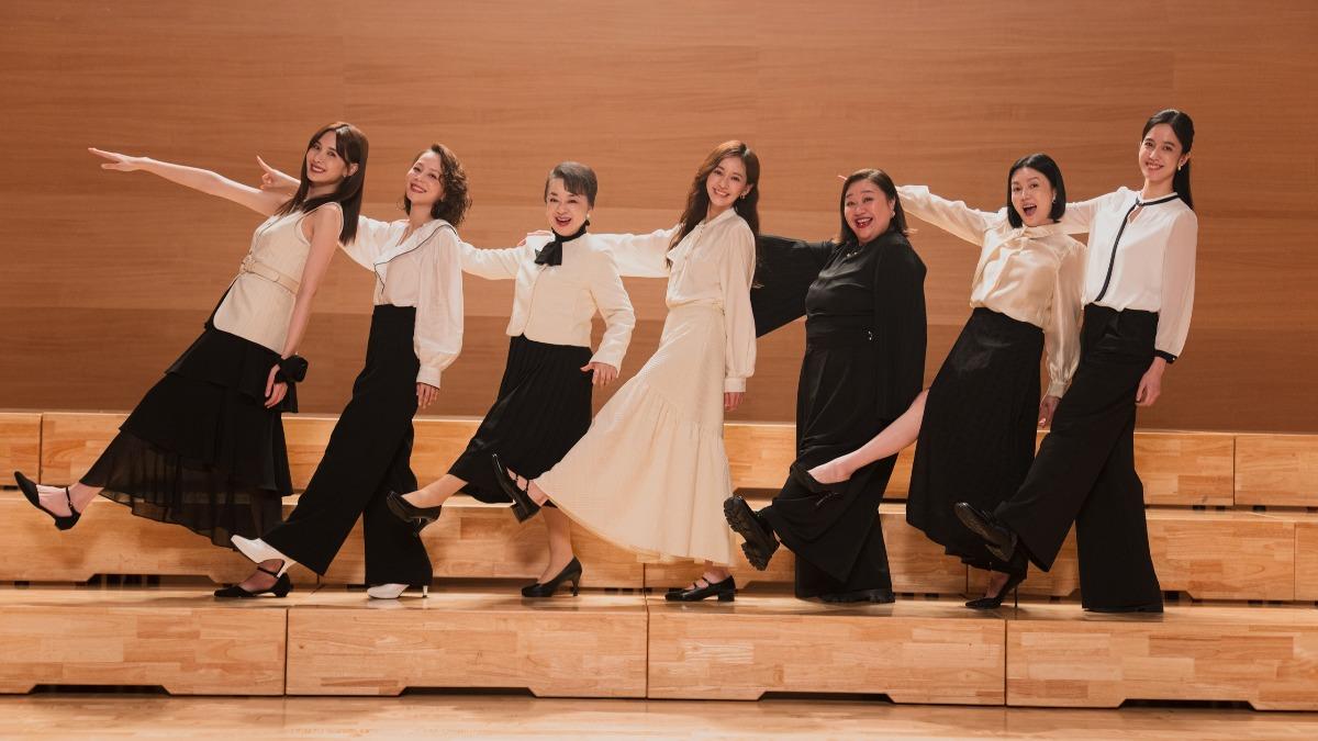 《陽光女子合唱團》集合安心亞(左起)、孫淑媚、翁倩玉、陳意涵、鍾欣凌、苗可麗、陳庭妮一同演出。(圖/星光佳世提供)