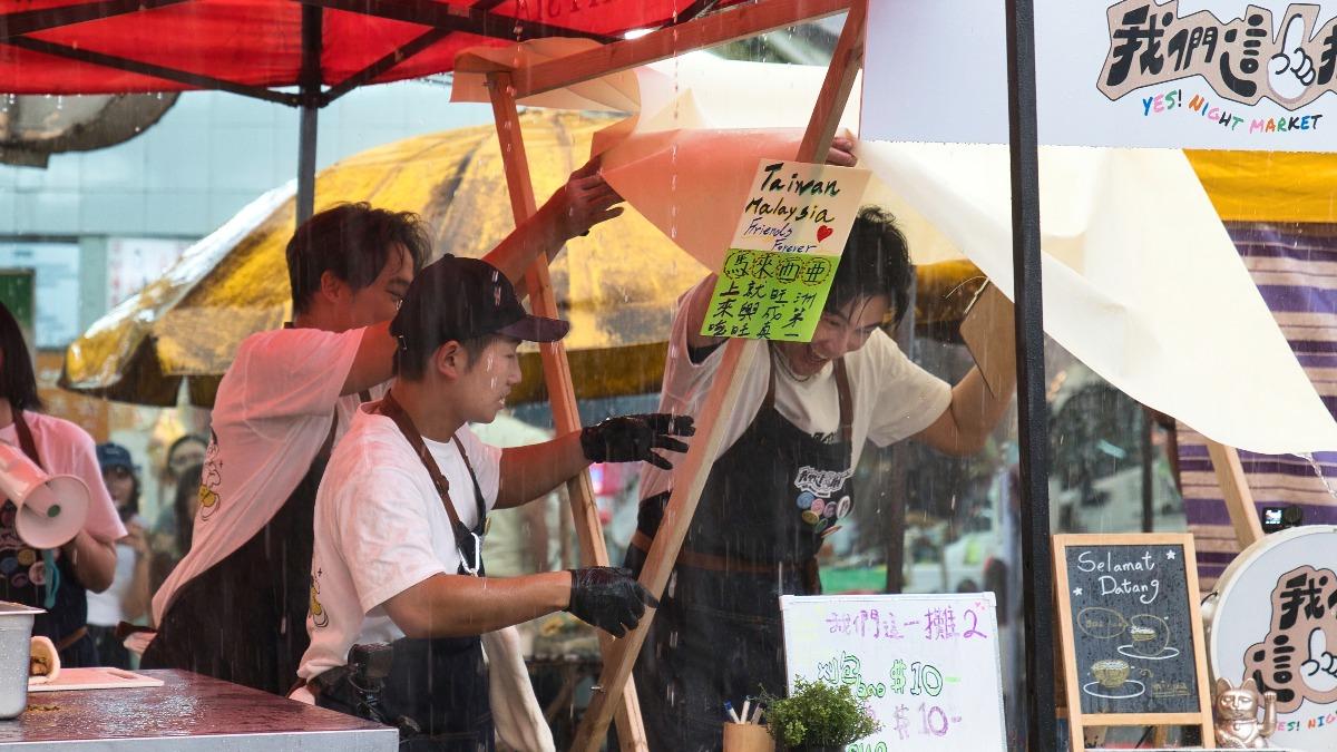 胡宇威馬來西亞外景遇大暴雨！　肉身護食材慘狀曝光
