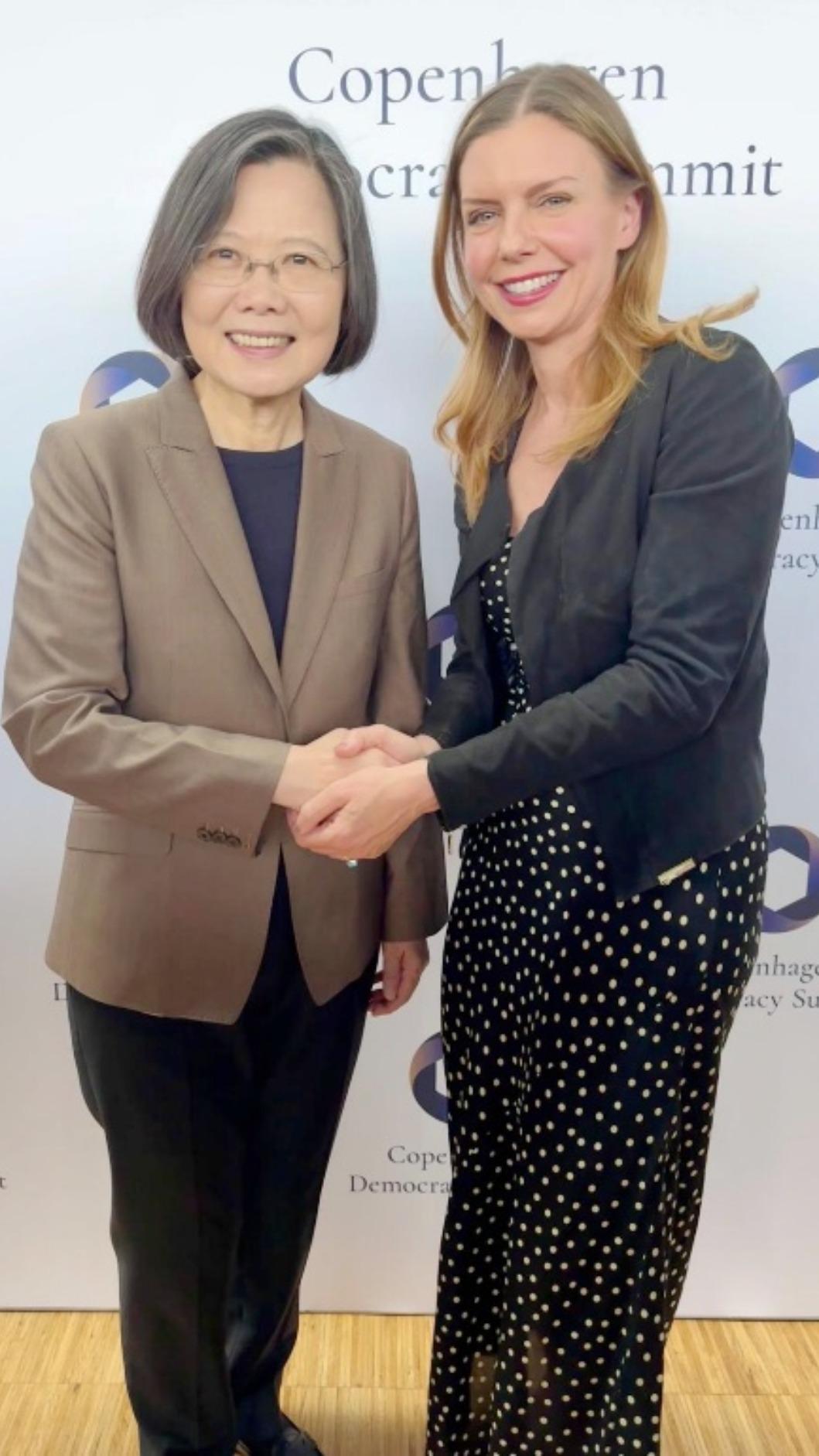 《看不見的國家》導演葛靜文(右)與前總統蔡英文,在民主高峰會重逢,聯手為台灣發聲。(圖/海鵬提供)