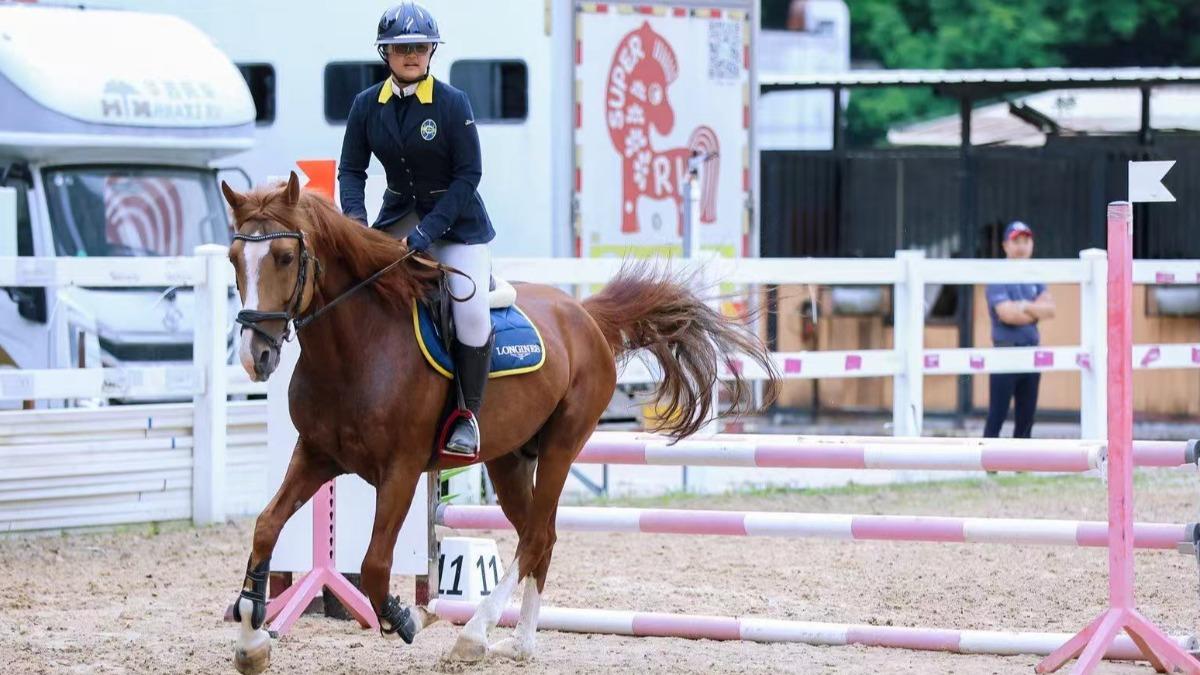 香港馬術選手何玥霏參加深港澳台馬術邀請賽。(圖/2025深港澳台馬術邀請賽)