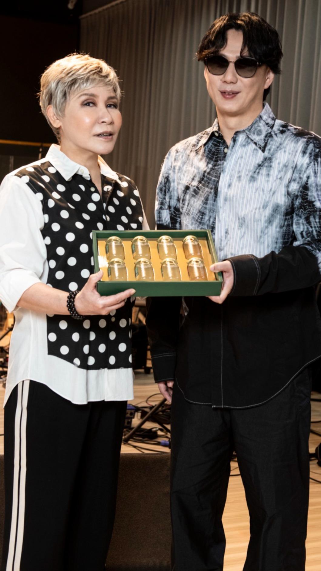 蕭煌奇準備雞精替黃小琥補氣。(圖/大大娛樂提供)