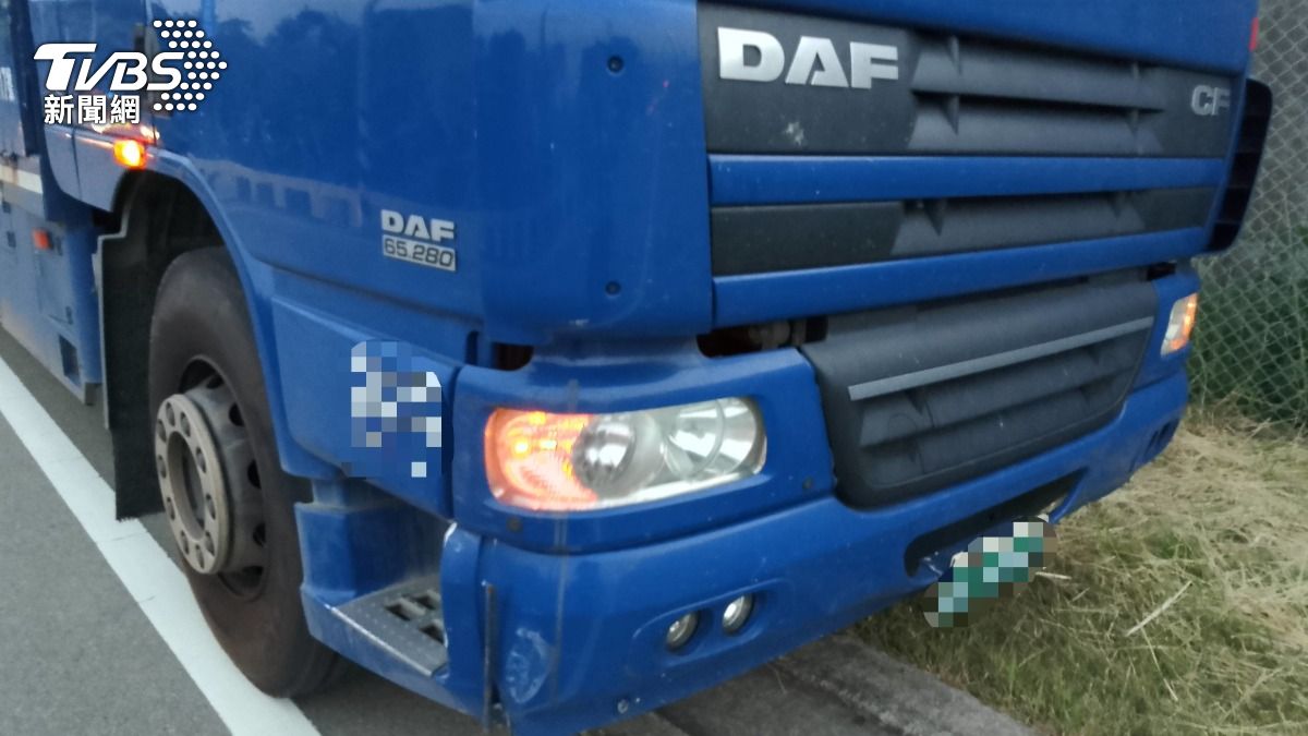 台中死亡車禍!27歲女騎車突向左偏 貨車來不及煞猛撞亡
