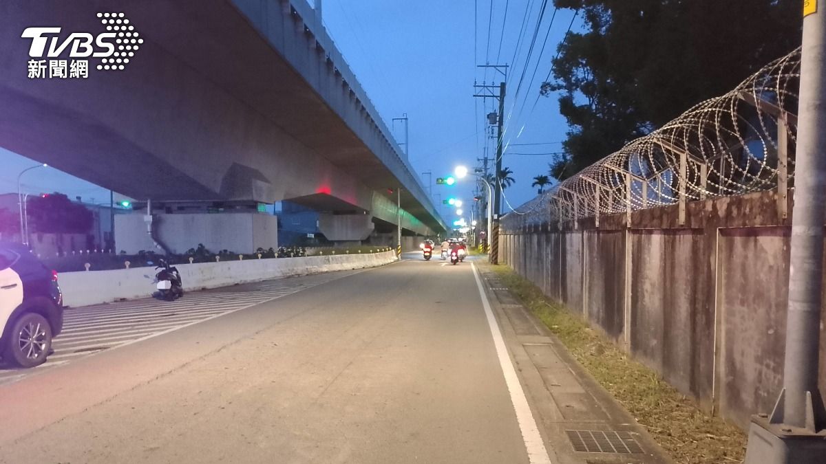 陳女不知何故向左偏移,導致後方貨車前車頭,撞上機車後車尾。(圖/TVBS)