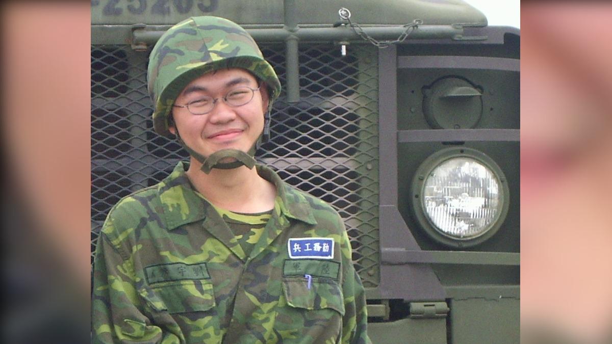四叉貓貼當兵照喊「一天都沒逃」 網挖超慘經歷:沒放過夭八