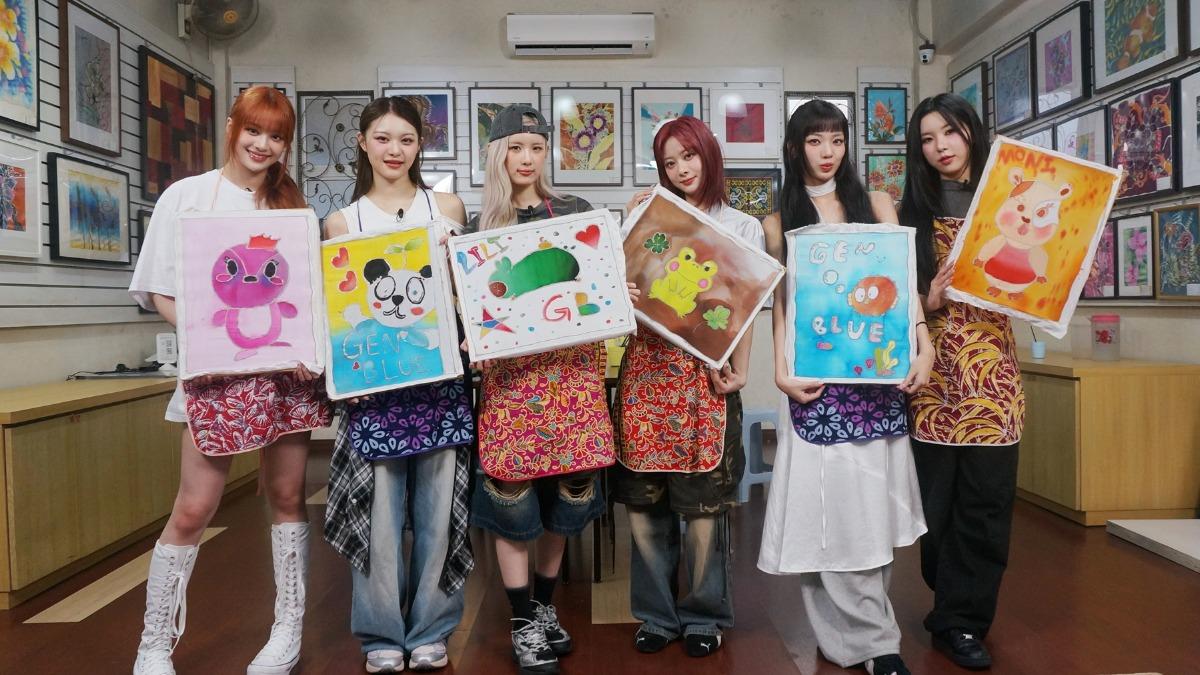 NICO(左起)、許媛媛、毓、XXIN、采甄、AYEON在大馬宣傳時,體驗做染布。(圖/天空娛樂提供)