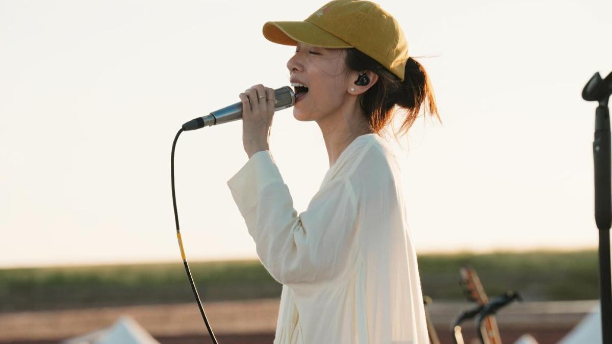 田馥甄相當享受在大自然裡高歌。(圖/翻攝自田馥甄臉書)
