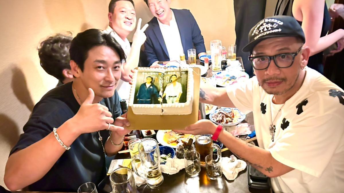獨/朱智勛昨晚在台慶生!蛋糕超特別 《重症》導演居然也到了