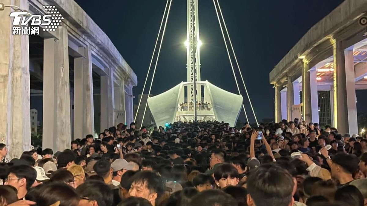 高雄港昨日湧入恐怖人潮,大港橋被塞爆。(圖/民眾授權提供)