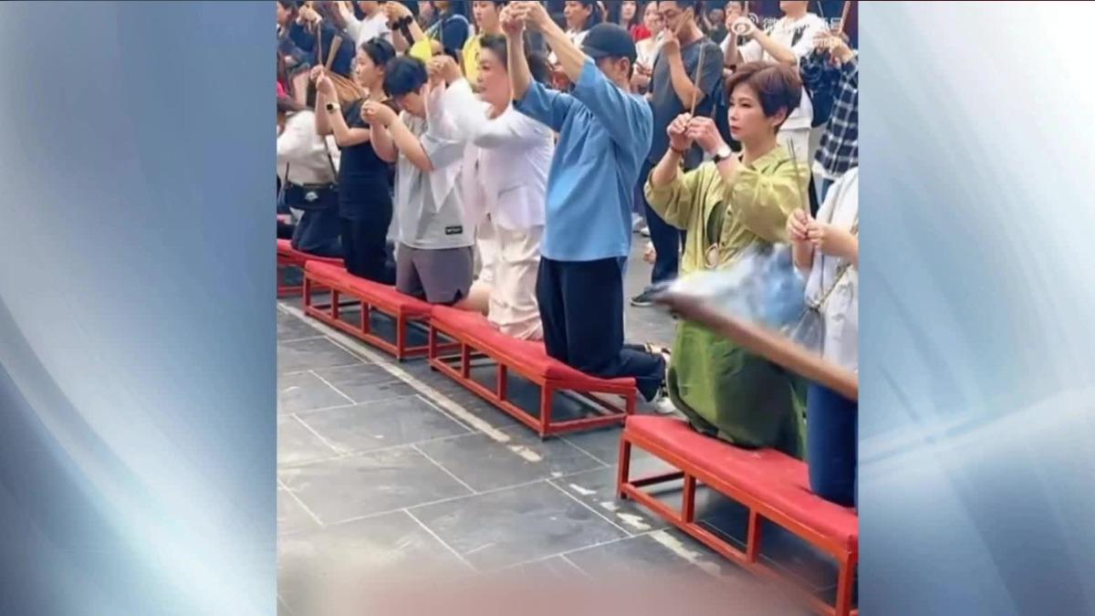 張蘭與親家母到寺廟為汪小菲婚宴祈福。（圖／張蘭微博）