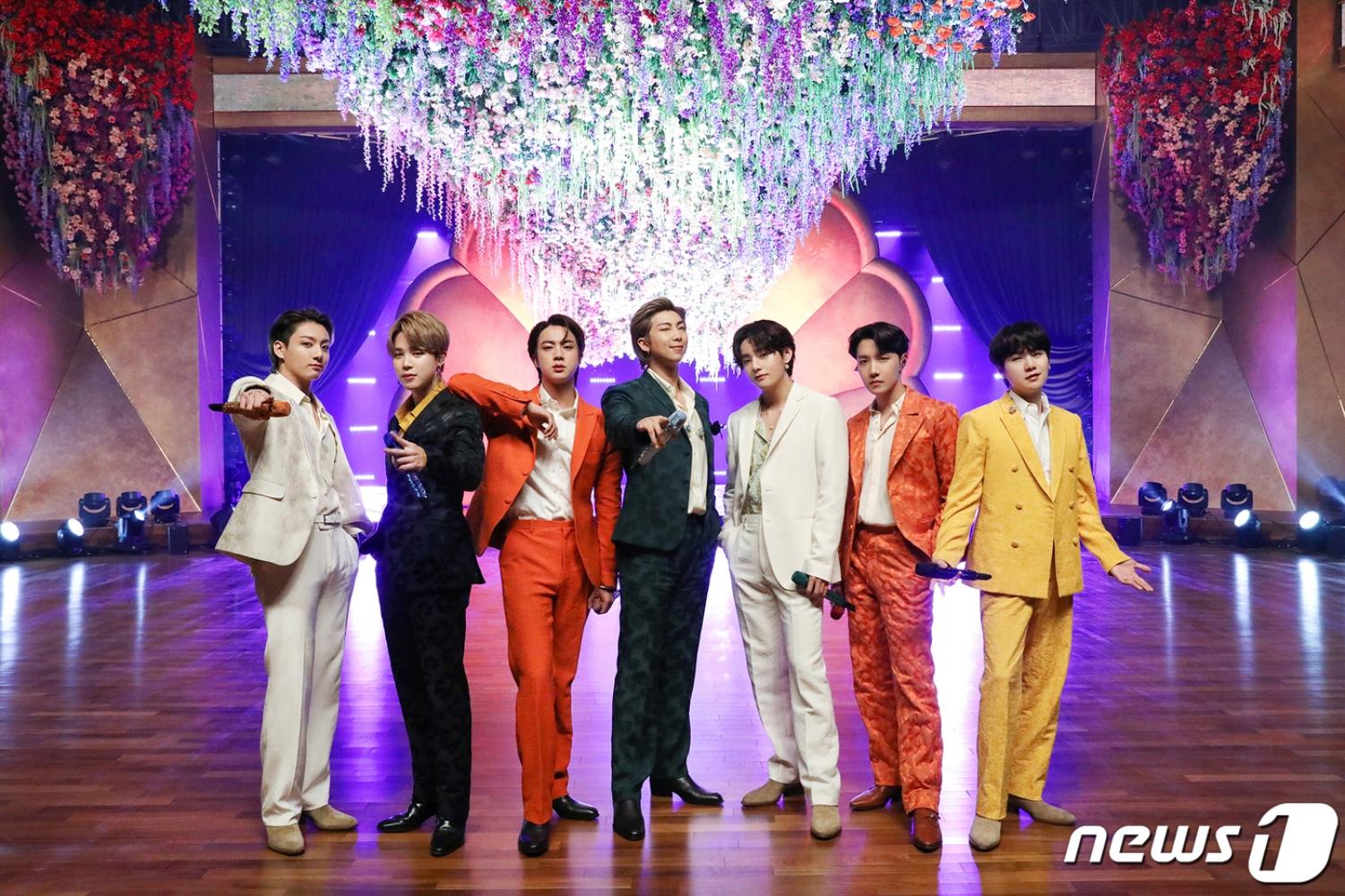 2021年BTS在葛萊美頒獎典禮上表演〈Dynamite〉。(圖/news1提供)