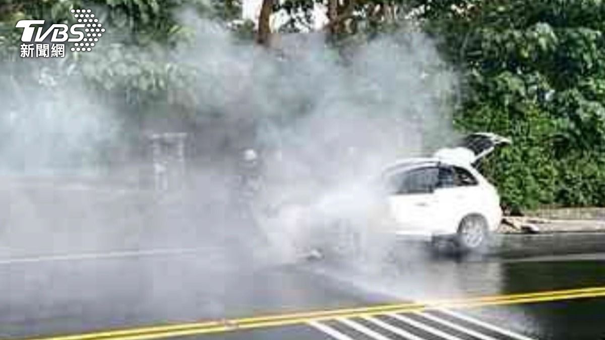 快訊/北市仰德大道汽車火警 引擎室狂冒煙警消急射水