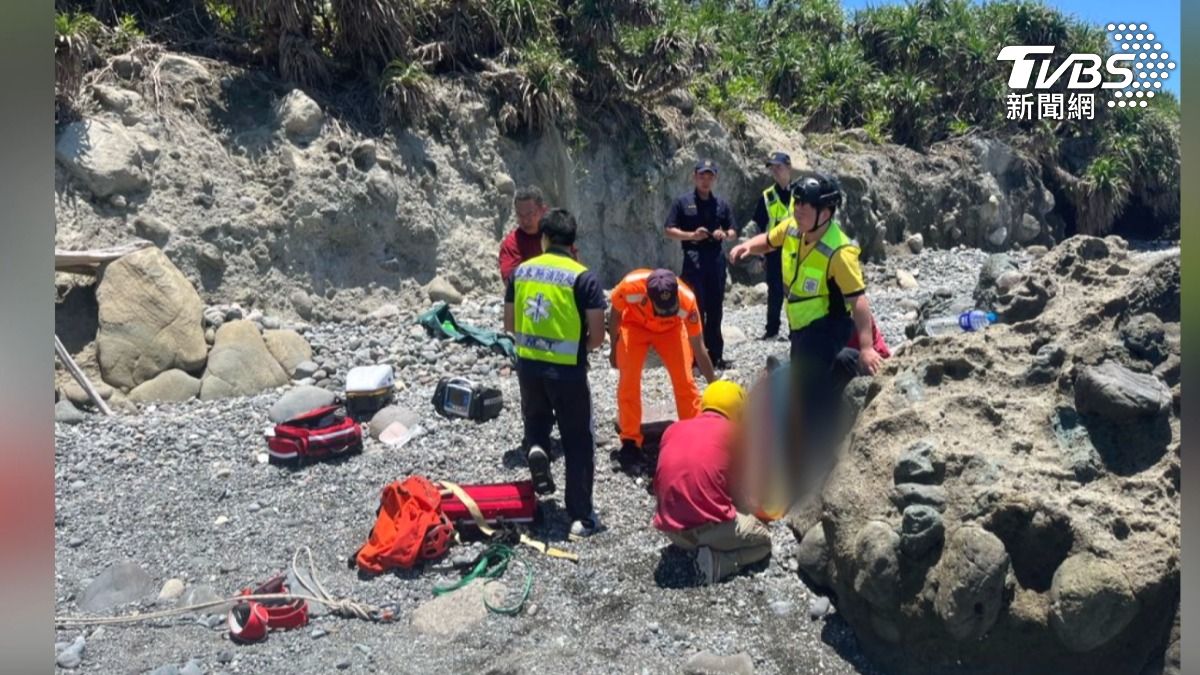台東富岡國小張姓校長,16號上午,在東河鄉都蘭海岸落水,消防人員前往搶救仍不治(圖/台東縣消防局)