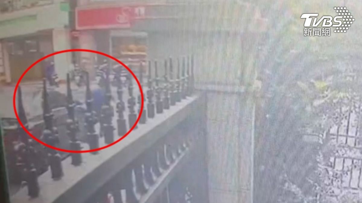 新北男拒檢還猛催油門！警「手撐車頭」仍被撞開　衝撞畫面曝