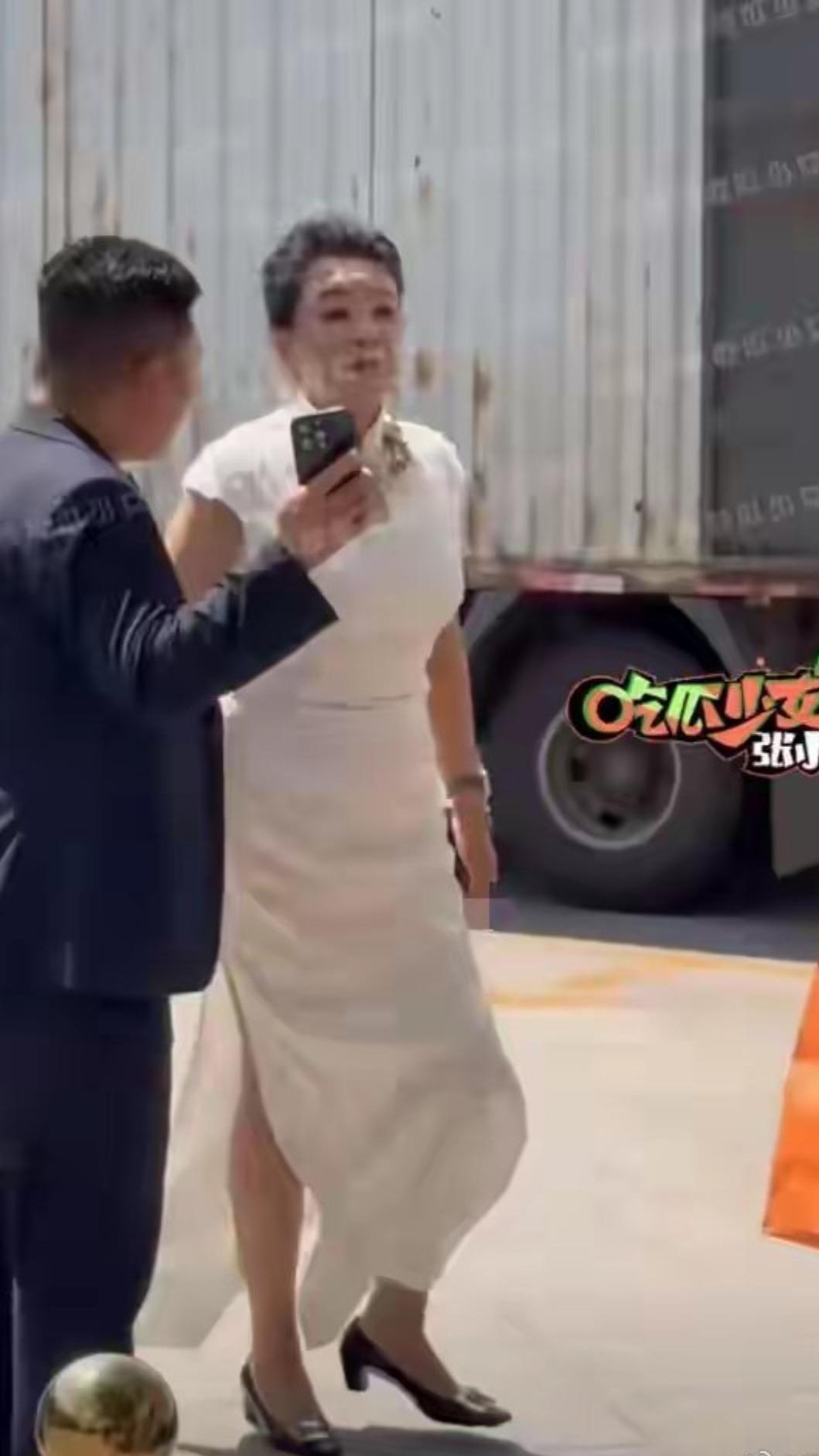 張蘭身穿白色旗袍。(圖/翻攝自微博)