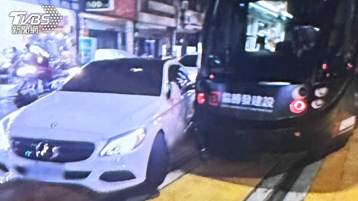 高雄輕軌常遭汽車擦撞。（圖／TVBS檔案照）