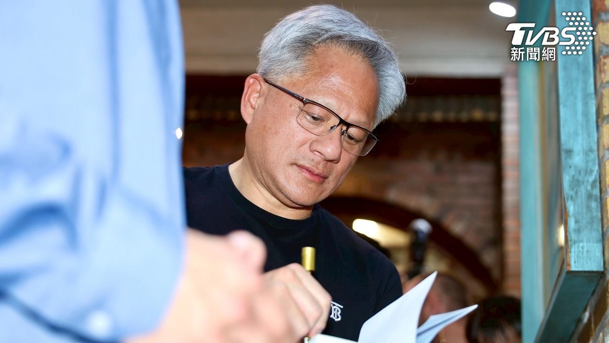 想要簽名？哪次不簽。（圖／華子琛攝）