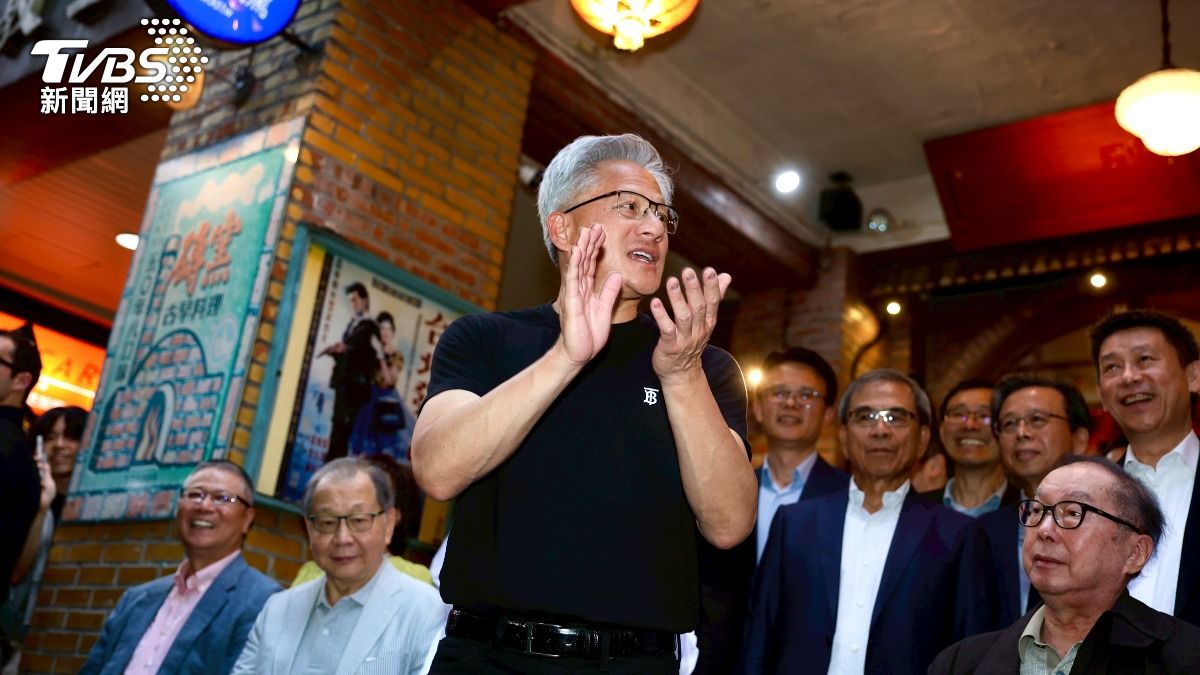 合影之前黃仁勳讚說：「這是世界上最棒的CEO們」。（圖／華子琛攝）