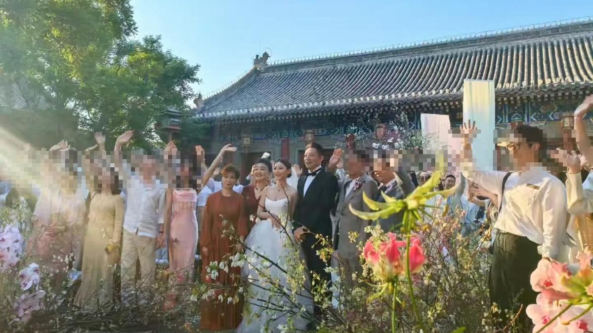 婚禮合照不見汪小菲子女。(圖/翻攝自微博)