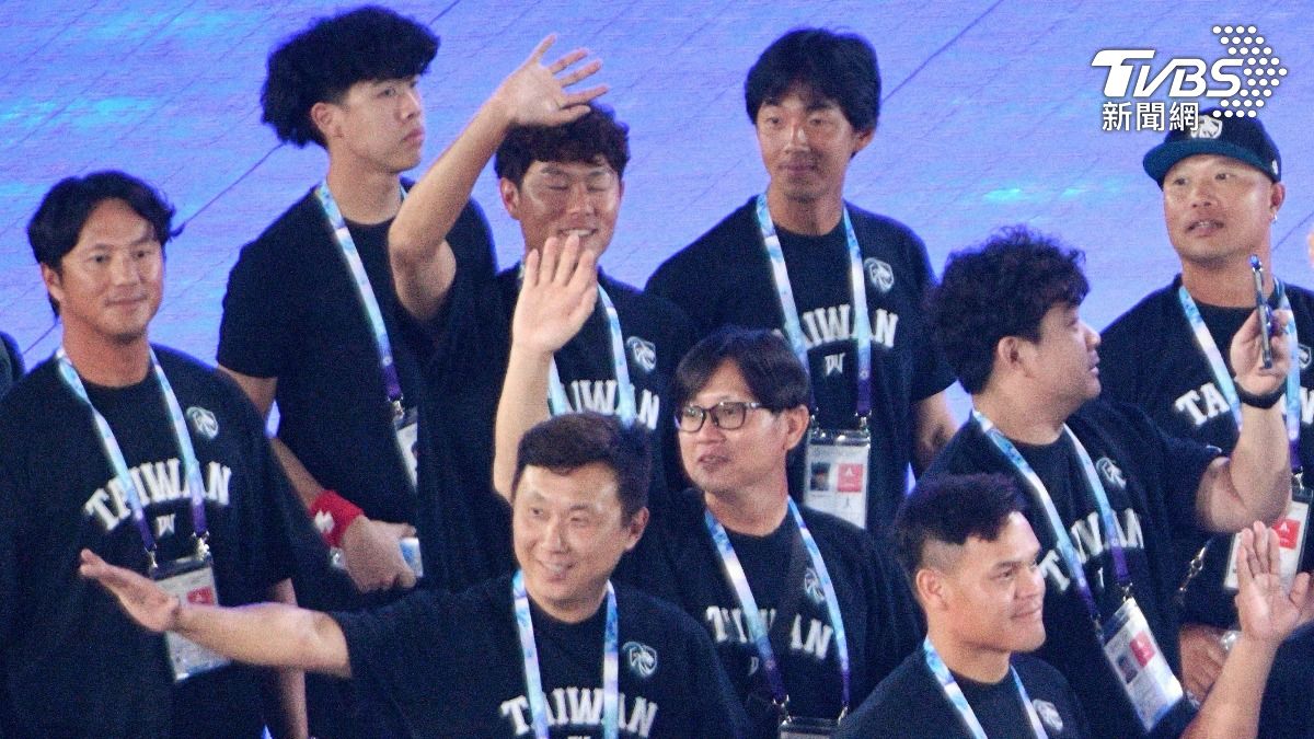 富邦悍將二軍打擊教練高國輝(左一)出席世壯運開幕典禮。(圖/胡瑞麒攝)