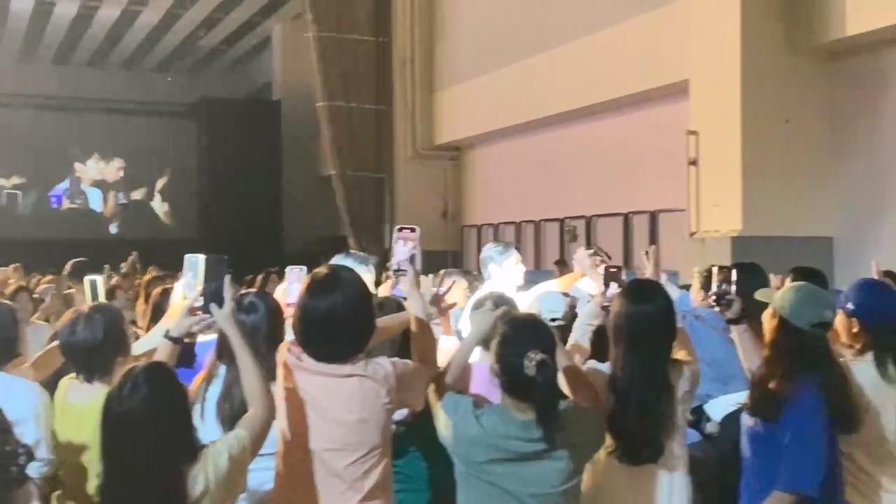 朱智勛來到台下跟粉絲互動。(圖/讀者提供)