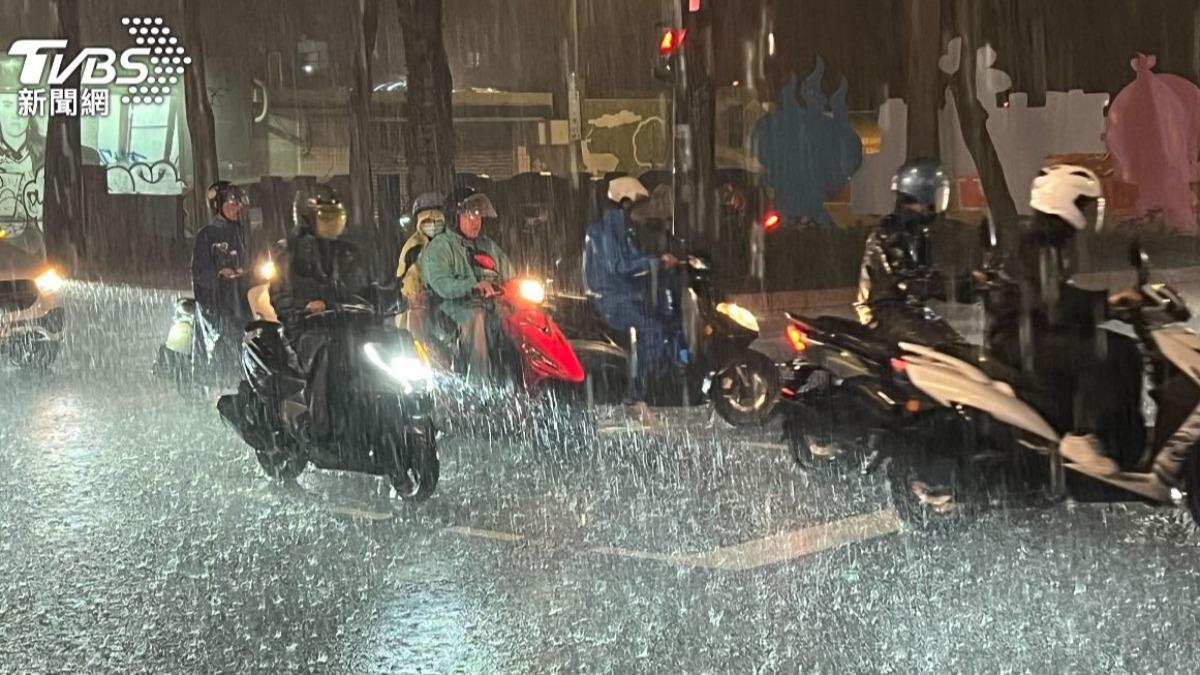 天氣／雨彈升級！3縣市今夜豪大雨特報　一路下到明晨