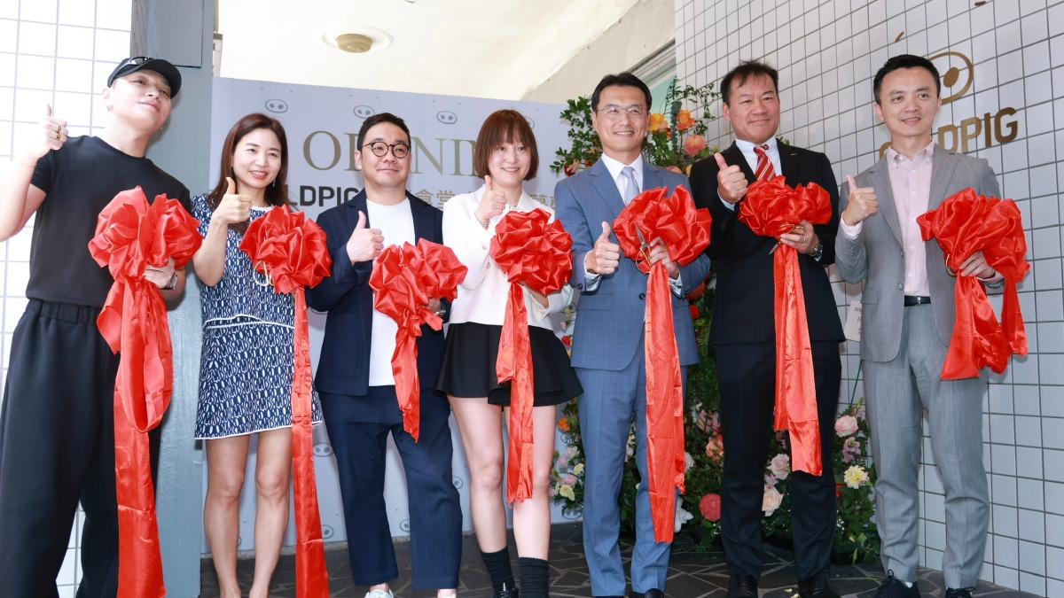 韓國歌手Simon D(左一)受邀出席開幕。(圖/潘建樺攝)