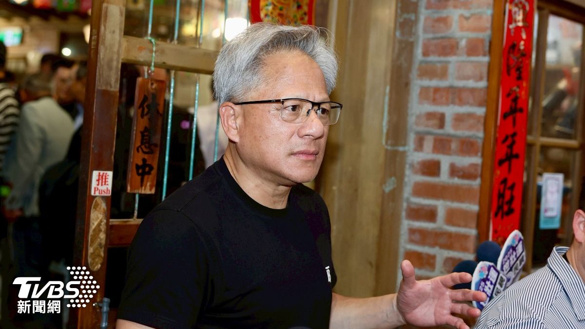 輝達執行長黃仁勳從兆元宴趕場前往大巨蛋的世壯運開幕。(圖/華子琛攝)