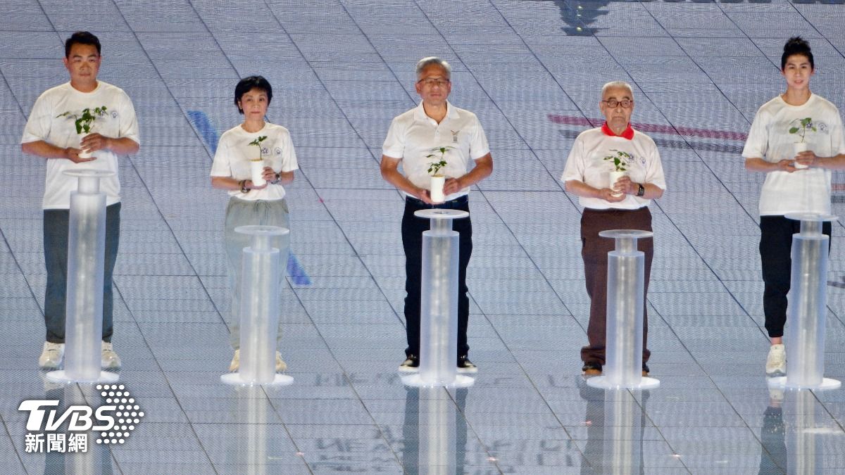 五名聖火代表出席大巨蛋世壯運開幕。(圖/胡瑞麒攝)