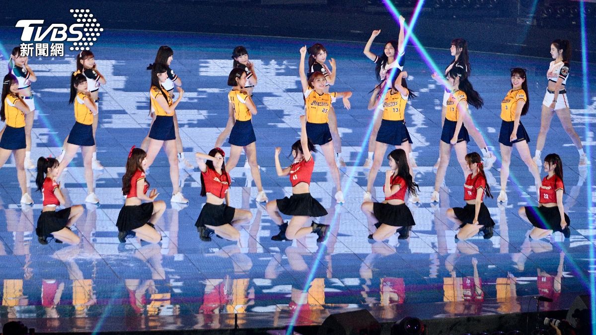 中職啦啦隊也加入開幕表演。(圖/胡瑞麒攝)