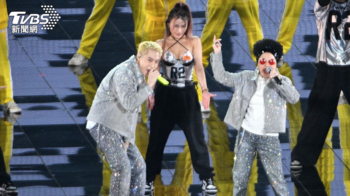 周湯豪和媽媽比莉嗨唱〈什麼都不必說2022 Remix〉,卻口誤喊「世大運」。(圖/胡瑞麒攝)