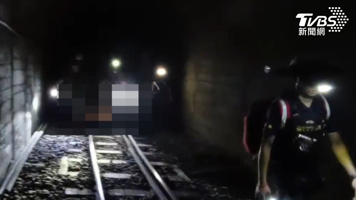 一行人將婦人搬運至林鐵樟腦寮車站。(圖/TVBS)