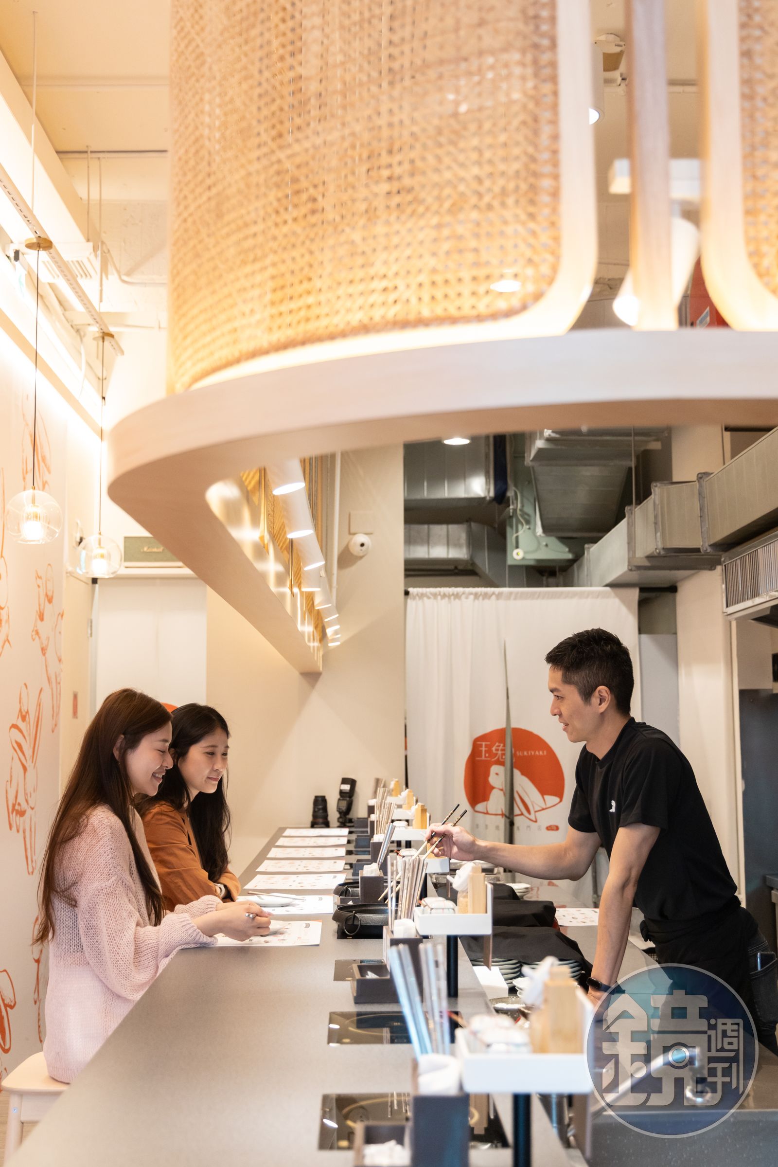玉兔嚴守關西派壽喜燒的講究工序，當套餐上桌時，會由專人為顧客親手開鍋煎煮。（圖／鏡週刊）