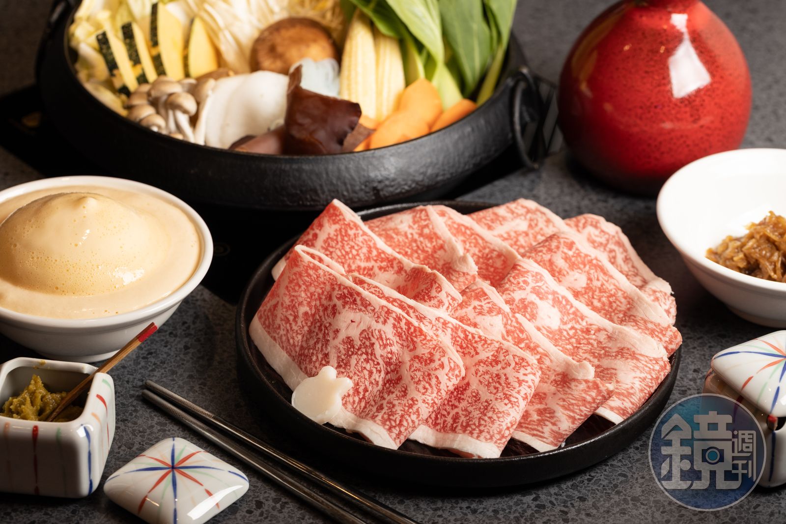 油花分布均勻、肉質細緻的「日本黑毛和牛套餐」是偶爾想犒賞自己的最佳選擇。（圖／鏡週刊）