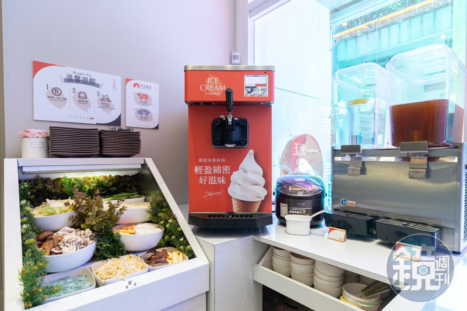 吧台區無限供應當令新鮮時蔬、菇類、日本越光米飯與茶飲。（圖／鏡週刊）