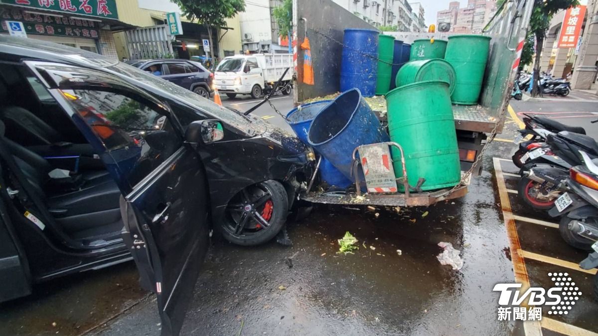 有片/新北男猛撞廚餘車「擊落清潔員」 滿地慘況曝